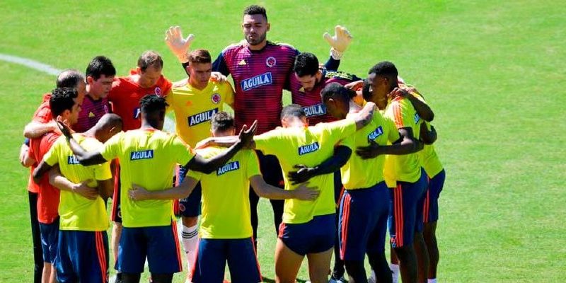 equipo-futbol-colombia-orando