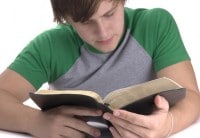 Joven leyendo la Biblia