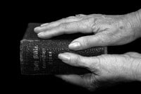 Bible en las manos Biblia