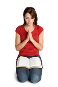 Oracion rodillas mujer orando 