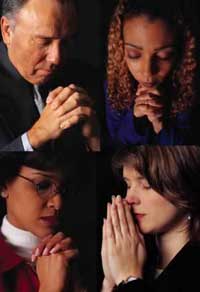 Hombre y Mujeres orando