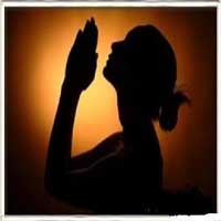 mujer-orando-Dios-manos-cruzadas