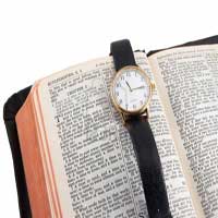 biblia-abierta-reloj