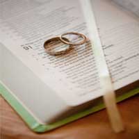 matrimonio-anillos-biblia-abierta