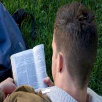 joven-leyendo-la-biblia-diario