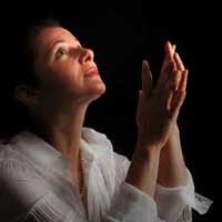 mujer-orando-agradando-Dios