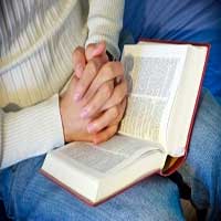 biblia-abierta-manos-orando
