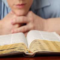 joven-leyendo-la-biblia