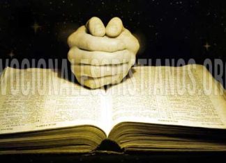 biblia abierta manos