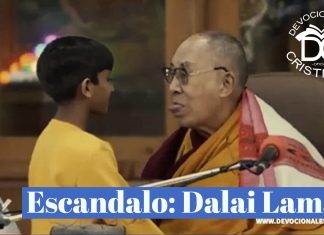 dalai-lama-sacando-la-lengua-para-niño