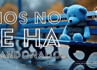 Un oso de peluche azul sentado en un banco con un mensaje de esperanza “DIOS NO TE HA ABANDONADO” y el logo de DEVOCIONALES CRISTIANOS.