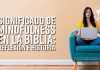 Mujer reflexiva con portátil explorando el significado de mindfulness en la Biblia.