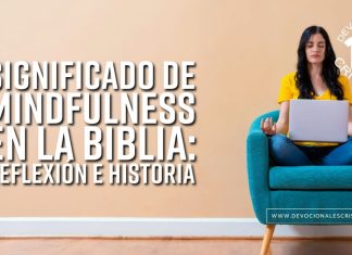 Mujer reflexiva con portátil explorando el significado de mindfulness en la Biblia.